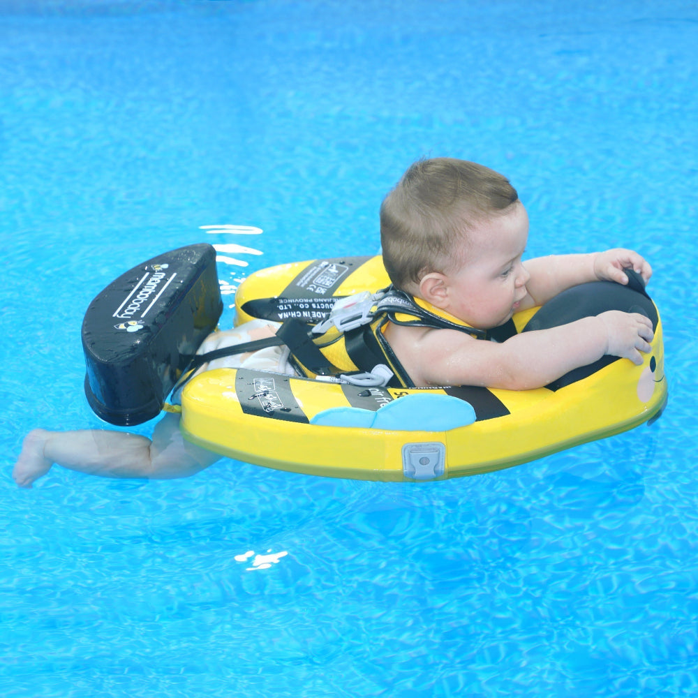 A happy baby safely enjoying the water in a Mambobaby™ Bee Float, demonstrating stable 360-degree protection.