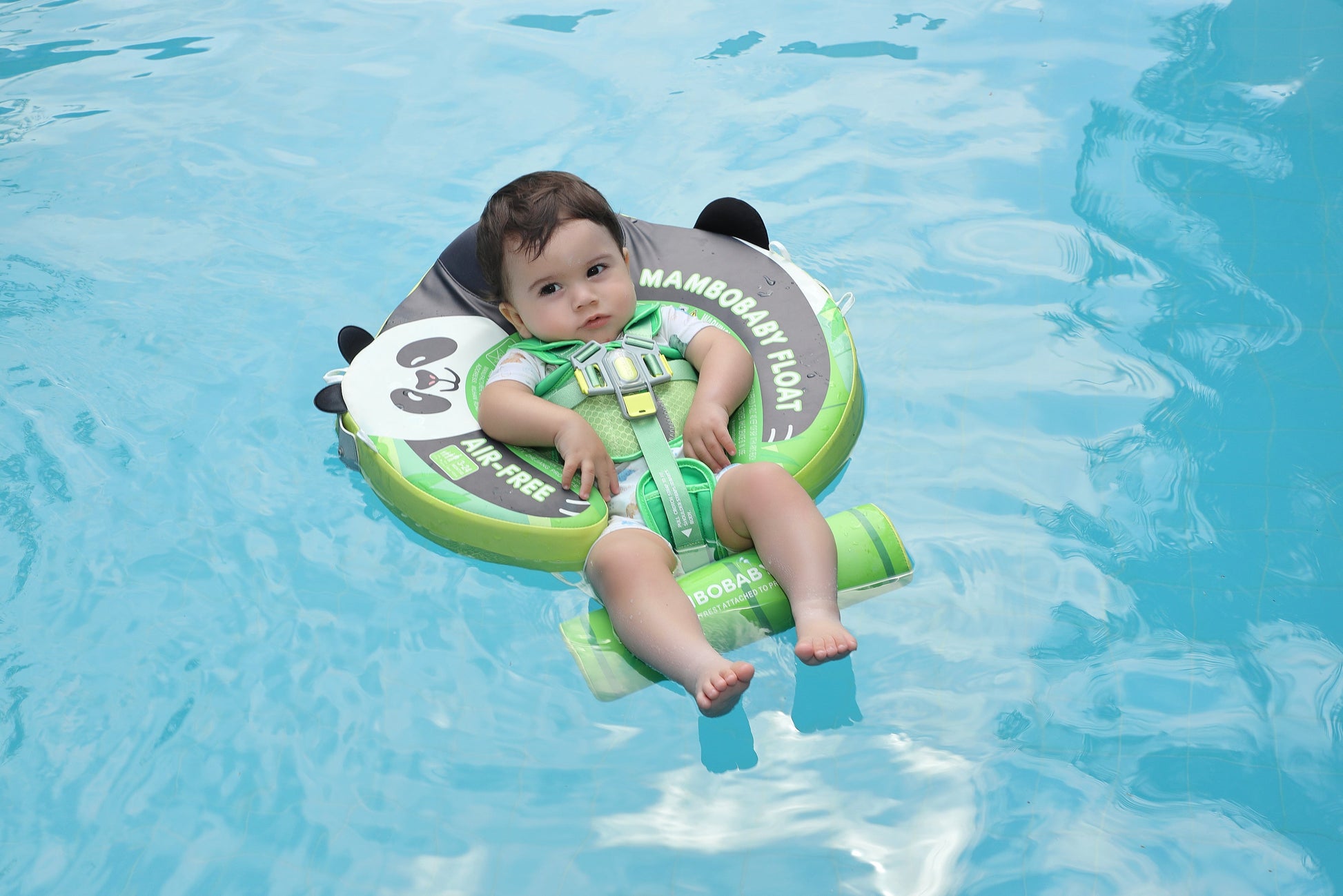 A happy baby safely enjoying the pool in a Mambobaby™ Panda Float, maintaining the stable 40-degree swimming angle.