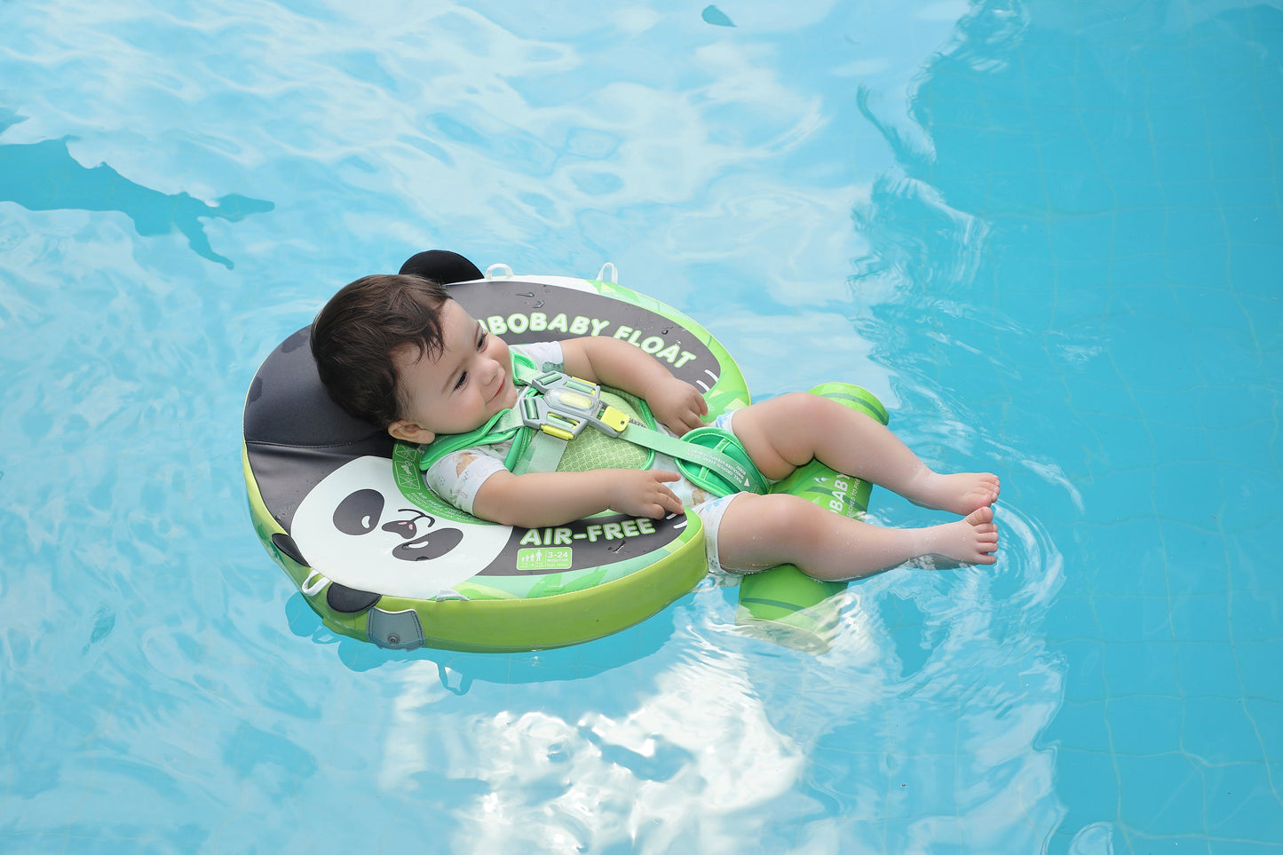 A happy baby safely enjoying the pool in a Mambobaby™ Panda Float, maintaining the stable 40-degree swimming angle.