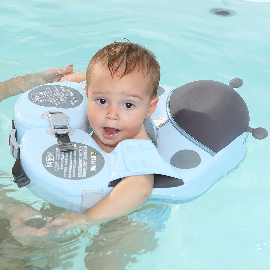 Diagram showing the natural vertical swimming position promoted by the Mambobaby™ Ladybug Shoulder Float.